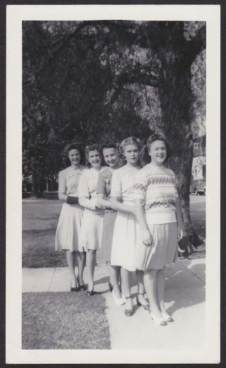 Young Ladies Sidewalk Hands Hips Skirts Heels Old/vintage Photo Snapshot - H70