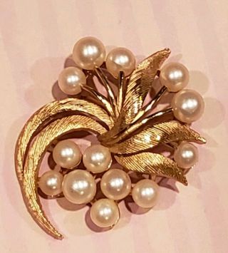 Signed TRIFARI Vintage Gold Tone Leaf Flower Faux Pearl Brooch Pin 2
