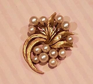 Signed TRIFARI Vintage Gold Tone Leaf Flower Faux Pearl Brooch Pin 3