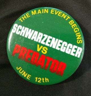 " Schwarzenegger Vs.  Predator " Pin Pinback 1987 Movie Button Arnold Vintage