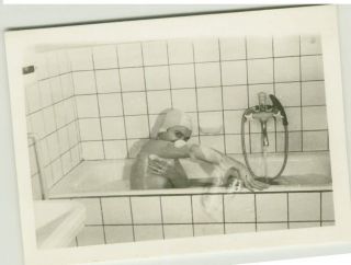 1950s/60s Vintage Risque Amateur Photo - Housewife Woman - Bath - Naked (133)