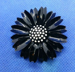 Vintage Signed Crown Trifari Black & White Enamel Flower Power Pin Brooch Evc