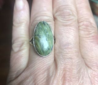 Vintage 925 Sterling Silver Ring With Green Stone.  Size 7.  5 & 7.  6 Grams Total