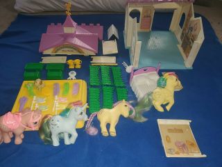 Vintage Mlp Show Stable - Most Accessories With 4 Vintage Ponies