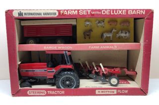 1/16 Ih International Farm Set Deluxe Barn Box 5088 Tractor Plow & Wagon By Ertl