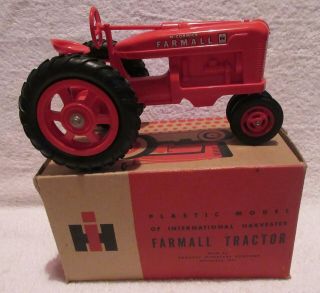 Product Miniatures Plastic International Harvester Farmall 1/16 Scale With / Box