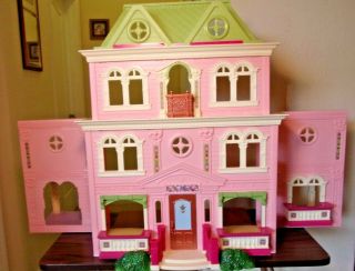 2008 Victorian Style Fisher Price Loving Family Vintage Foldable Doll House