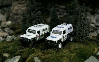 HOT WHEELS PERIOD CORRECT SET - MERCEDES G CLASS & LAND ROVER DEFENDER IN HAND 2