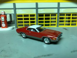 1/64 1972 Plymouth Satellite/red - White 1/2 Vinyl Top/white Int/400 V8/rubber G/y
