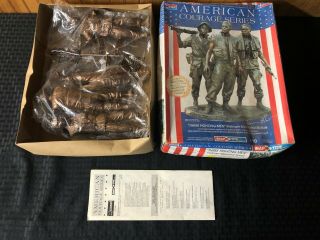Monogram American Courage Series Three Fighting Men Vietnam Memorial Model Kit