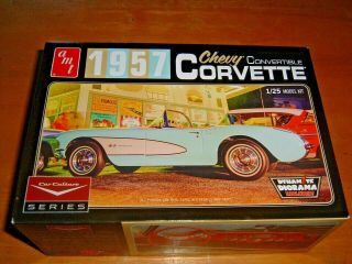 2016 Amt Model 1957 Chevy Corvette Convertible With Diorama Kit Amt1015/12