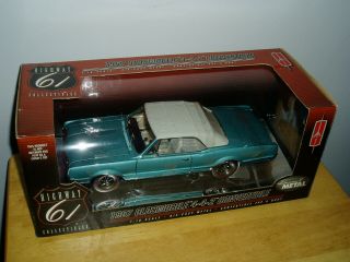 Highway 61 1967 Oldsmobile 4 - 4 - 2 Convertible 1:18 Scale Model 50112