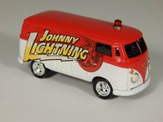 JOHNNY LIGHTNING TRUCKIN AMERICA VOLKSWAGEN 1965 RED WHITE VW BUS DELIVERY VAN 2