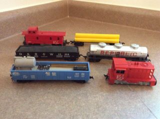 Ho Lionel Locomotive & Cabose With 4 Freight Cars