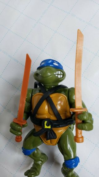 1988 TMNT Teenage Mutant Ninja Turtles Leonardo with weapons katanas swords 2