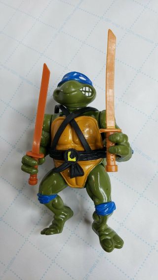 1988 TMNT Teenage Mutant Ninja Turtles Leonardo with weapons katanas swords 3