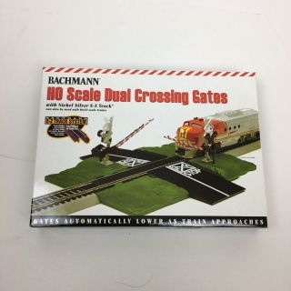 Bachmann - Deluxe Dual Crossing Gate E - Z Track Ho 44579 Complete