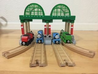 Fisher - Price Thomas Wooden Railway - Knapford Station With Signal Lights