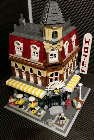 Lego Café Corner 10182,  100 Complete W Minifigures/instructions