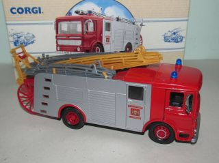 Corgi 1:50 Scale Aec Pumper Fire Engine In Hertfordshire Fire Brigade Livery