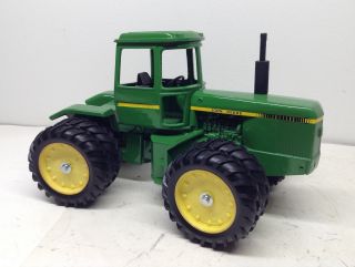John Deere 8640 4wd Tractor W/ Duals & Cab Diecast By Ertl 1/16 Tractor