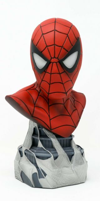 Diamond Select Legends in 3D Marvel Comic Spider - Man 1/2 Scale Resin Bust 2