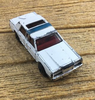 1988 Lincoln Town Car Matchbox Die - Cast Car White Vehicle Toy