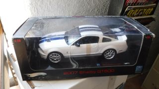 Hot Wheels Elite 2007 Ford Mustang Shelby Gt500 1:18 Scale White/blue