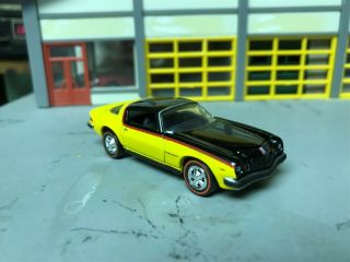 1/64 1976 Chevy Camaro Rally Sport/yellow - Black/blk Int 350 4 Sp/redline Tires