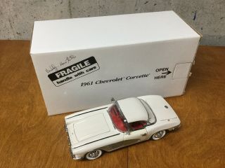 1/24 Danbury " 1961 Chevrolet Corvette Convertible & Hardtop " N Ermine White