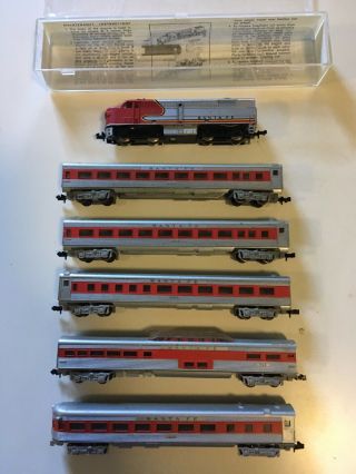 N Scale Sante Fe Engine With Passenger Cars