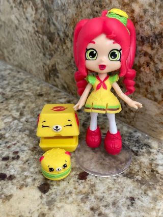 SHOPKINS HAPPY PLACES CHELSEA CHEESEBURGER DOLL COMPLETE w STAND & ACCESSORIES 2