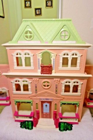 2006 Victorian Style Fisher Price Loving Family Vintage Foldable Doll House