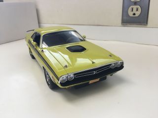 1971 Dodge Challenger Rt 1/18 Scale Diecast Model Car By Highway 61