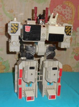 G1 Transformers Metroplex Body (rubber Tires) With R,  L Knee Cap (only)