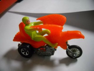 Hot Wheels Rrrumblers Bold Eagle Motorcycle Orange & Lime Green Rider