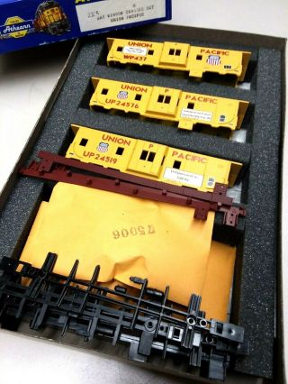Ho Scale Athearn Kit 2305 Set Of 3 Up Union Pacific Bay Window Cabooses C55