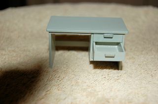 1:24 G Scale Desk With 3 Opening Drawers