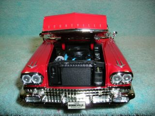 1/18 SCALE DIECAST 1958 PONTIAC BONNEVILLE CABRIOLET IN RED/WHITE BY YAT - MING. 3