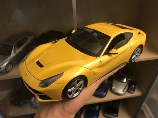 Hot Wheels Elite 1:18 Ferrari F12 Berlinetta Yellow X5475