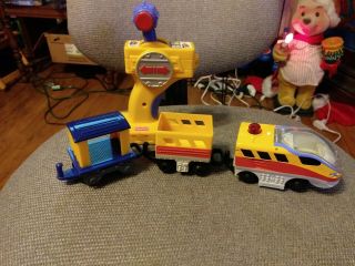 Fisher Price Geotrax Areo Yellow Train Engine With Remote And 2 Cars