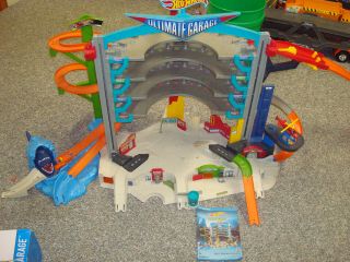 Hot Wheels Ultimate Garage Shark Race with Cars,  Sounds,  and Lights, 2