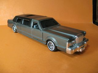 Majorette Lincoln Town Car Limousine Car 1:32 Scale Diecast - Gray - Loose