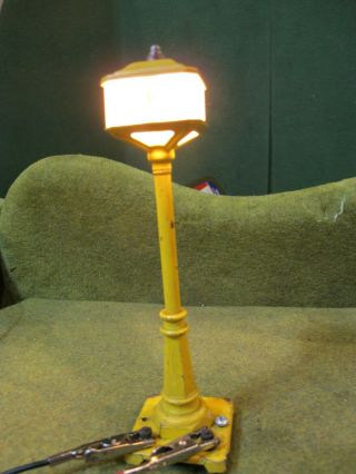 Yellow Lionel Prewar O - Gauge 57 Broadway Main Street Lamp