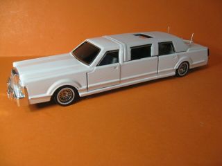 Majorette Lincoln Town Car Limousine Car 1:32 Scale Diecast - White - Loose