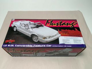 Gmp 1:18 1993 Ford Mustang Lx Convertible - Ford Feature Edition - White (18824)
