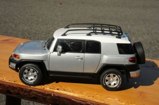 2007 Toyota Fj Cruiser Detailed 1:18 Scale Model Silver By Autoart