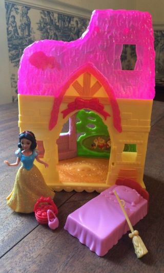 Mattel X9434 Disney Princess Little Kingdom Magiclip Snow White Doll & House