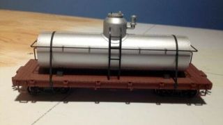 On30 Bachmann Painted & Unlettered Silver Tank Car Slightly
