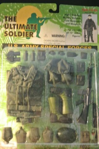 The Ultimate Soldier U.  S.  Army Special Forces Uniform / Weapons Complete